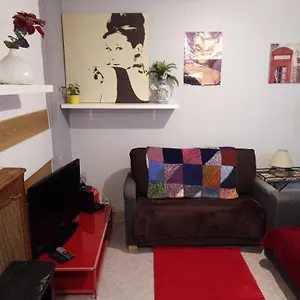Familial Pour 2,3,4 Personnes De 44m2- Accessible Handic -rez De Chaussee-vues Sur Rue Et Patio Prive - Sejour, Separee-cuisine,salle De Bain,lit Double Et Canape-lit 2pers-entree De La Rue Berzelius-5 Minutes Du Metro Brochant-lig , Paris France